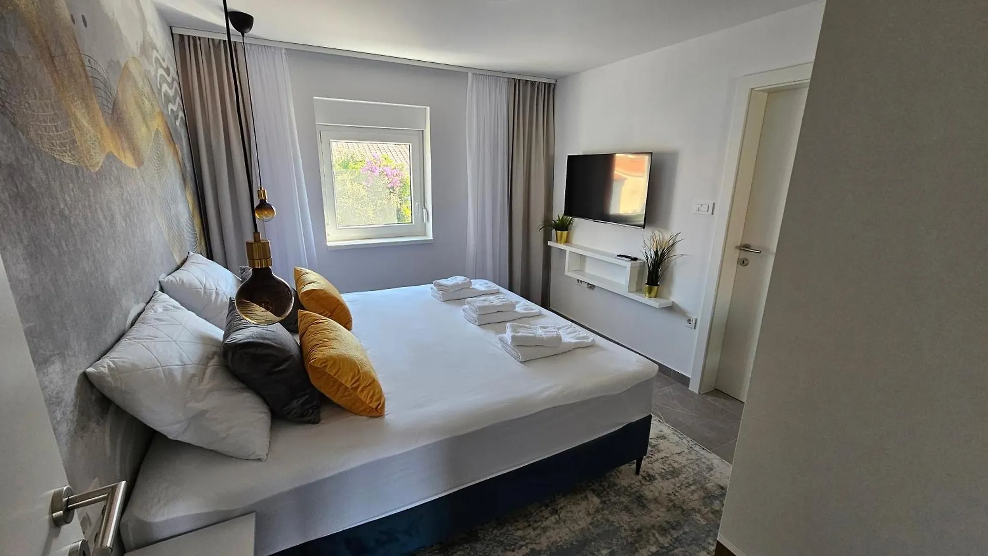 Apartment Blue Moon Apartment, Now With Jacuzzi Mandre