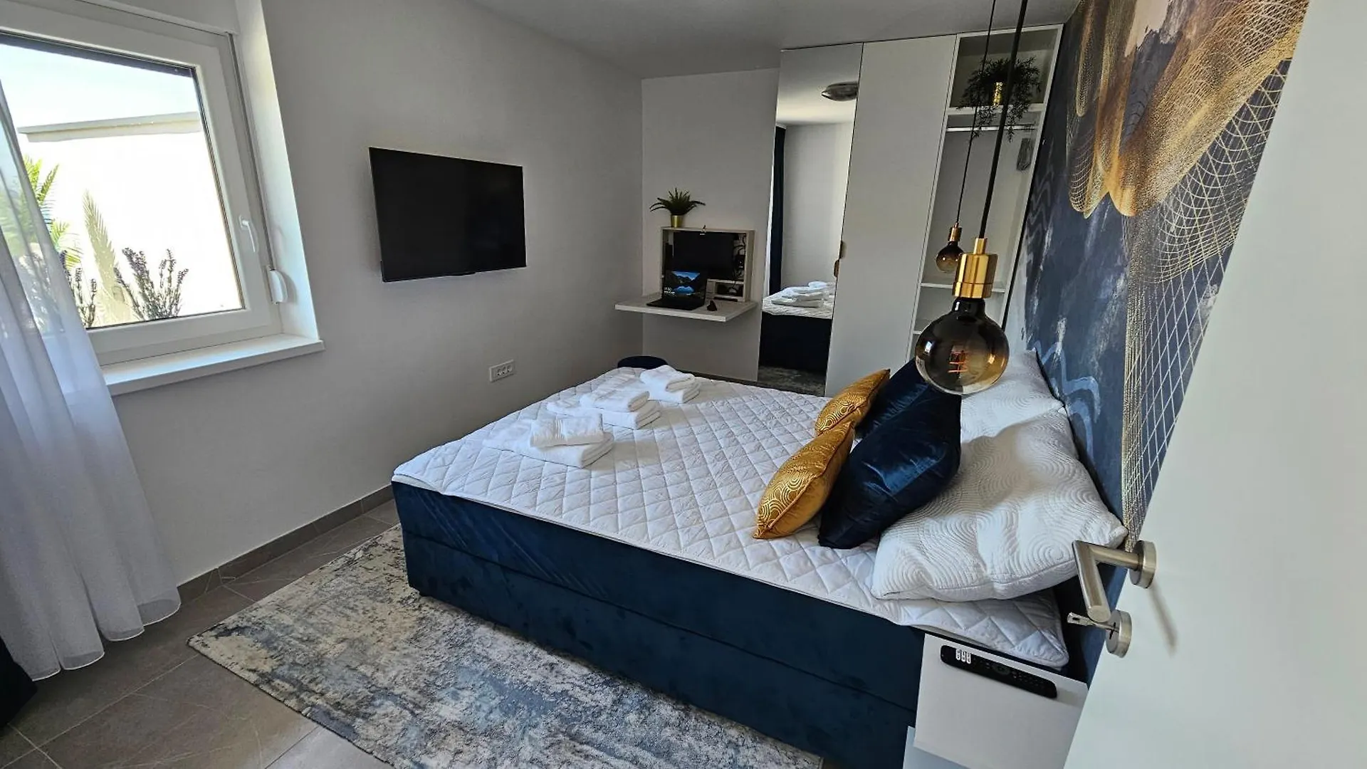 Blue Moon Apartment, Now With Jacuzzi Mandre 0*,  Croatia