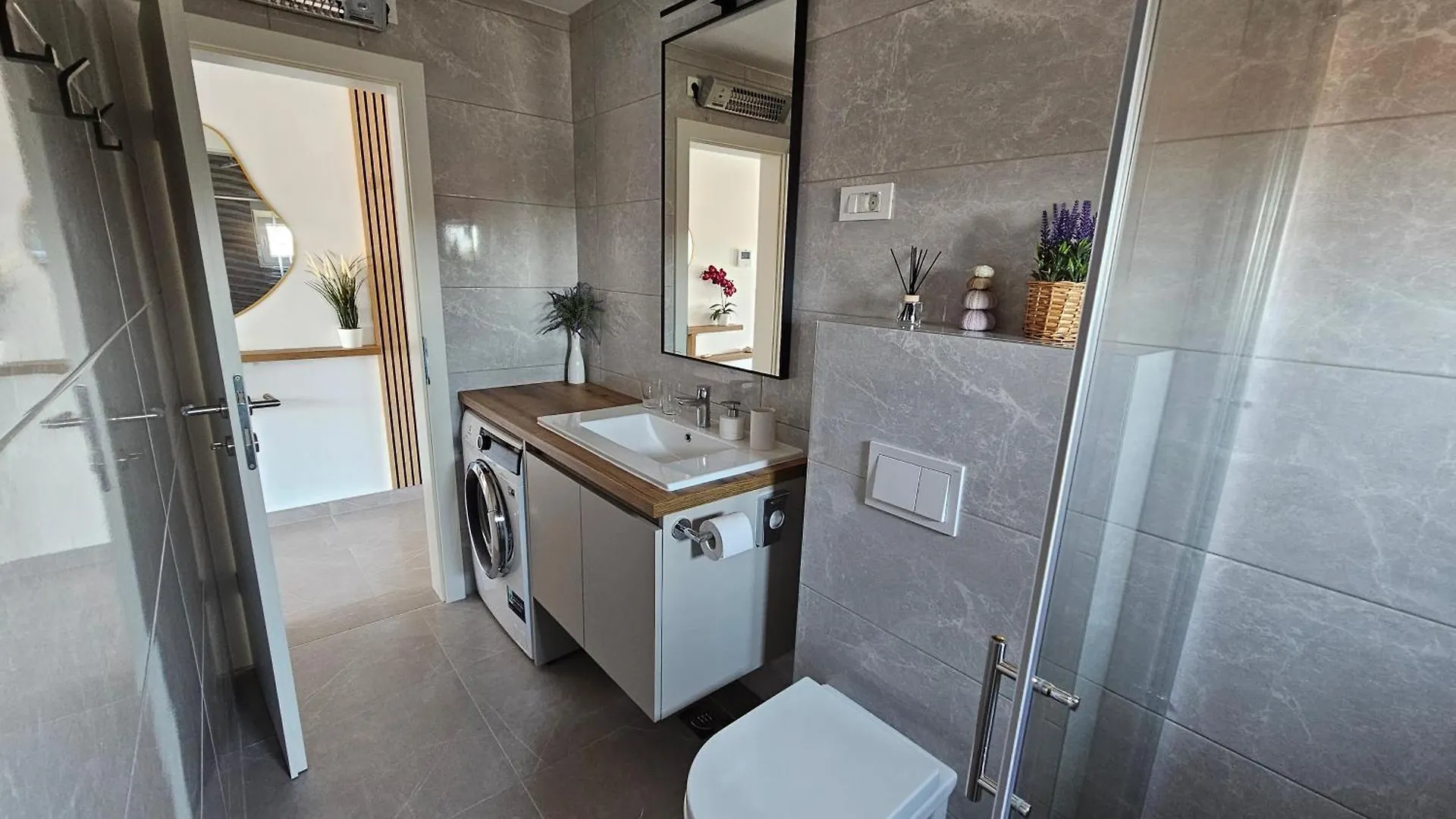 Blue Moon Apartment, Now With Jacuzzi Mandre Apartment