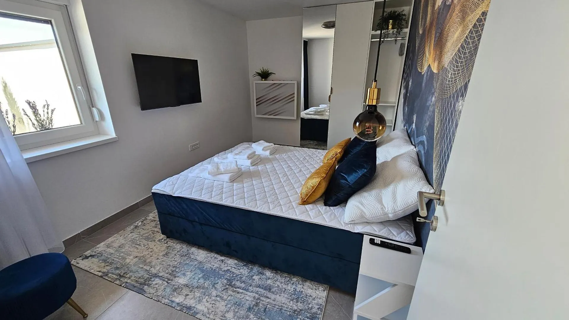 Blue Moon Apartment, Now With Jacuzzi Mandre