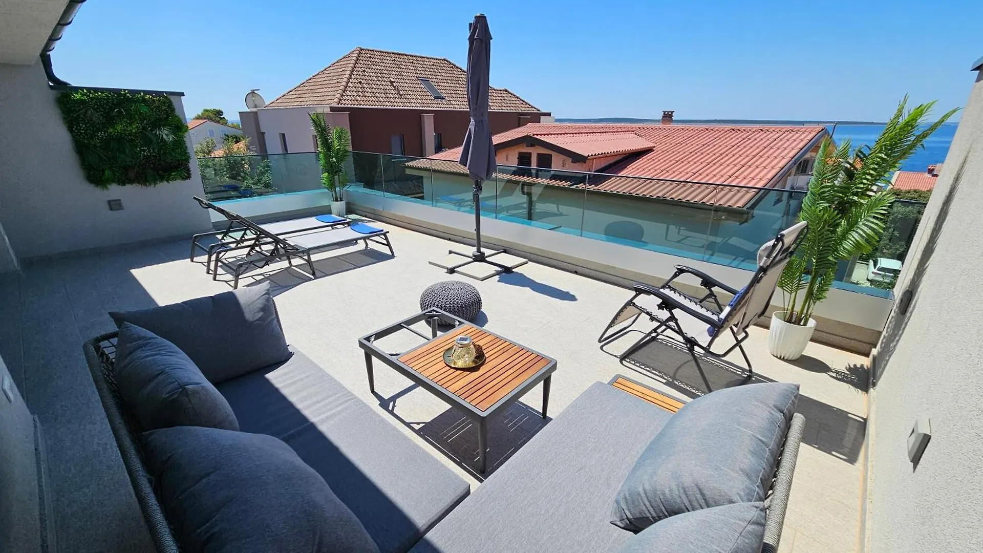 Blue Moon Apartment, Now With Jacuzzi Mandre