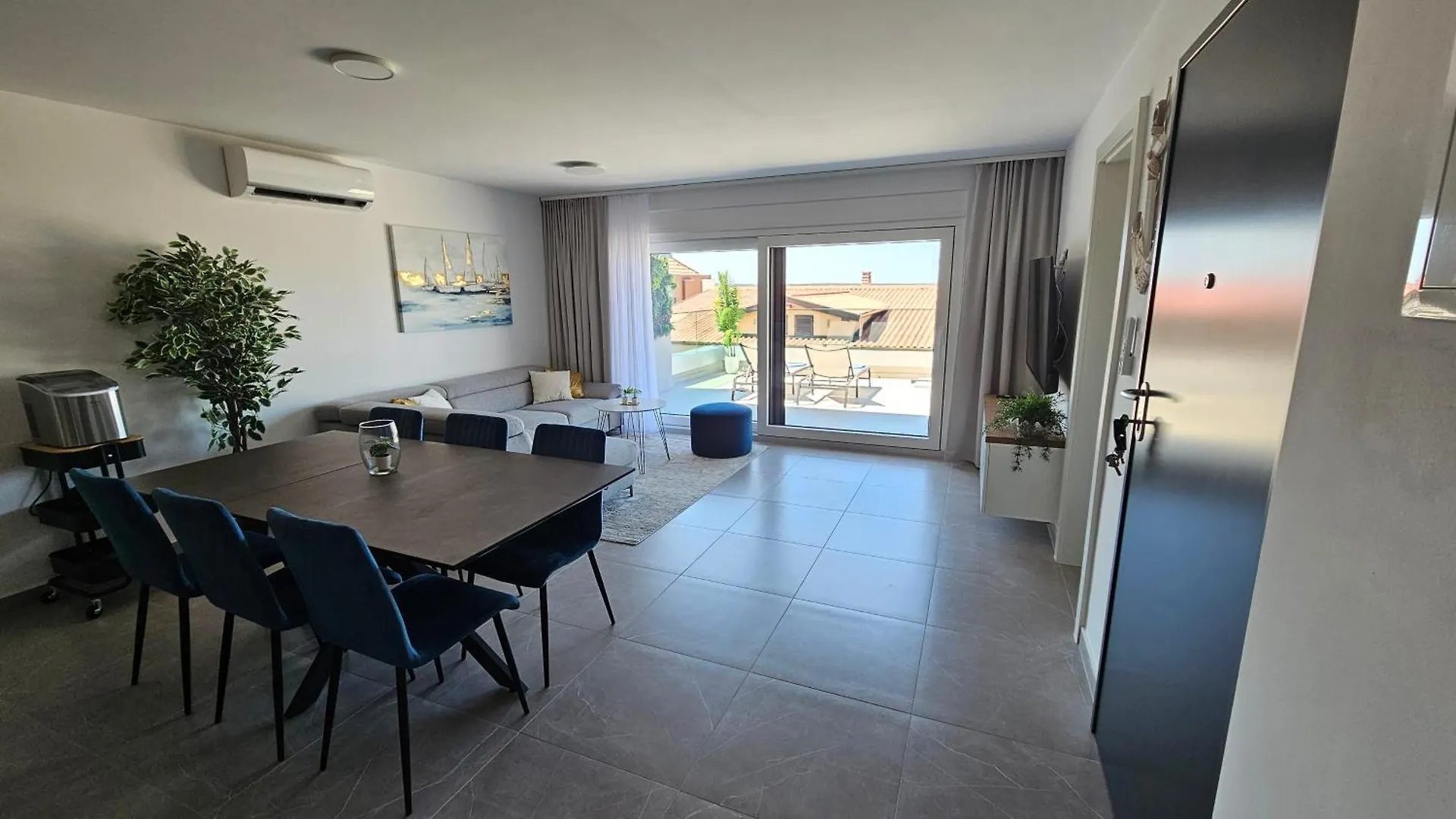 Blue Moon Apartment, Now With Jacuzzi Mandre 0*,