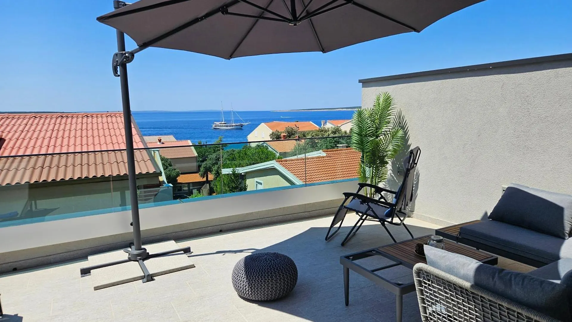 Blue Moon Apartment, Now With Jacuzzi Mandre