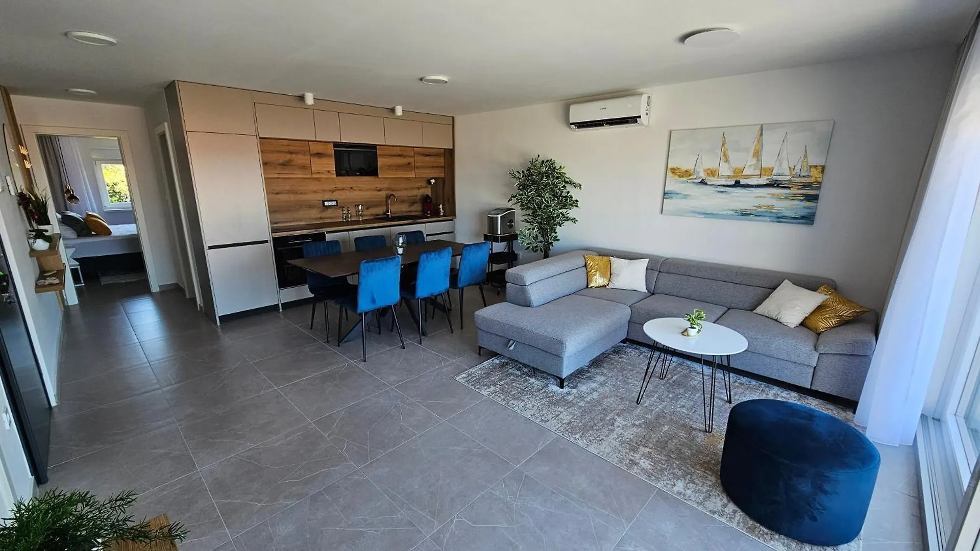 Blue Moon Apartment, Now With Jacuzzi Mandre