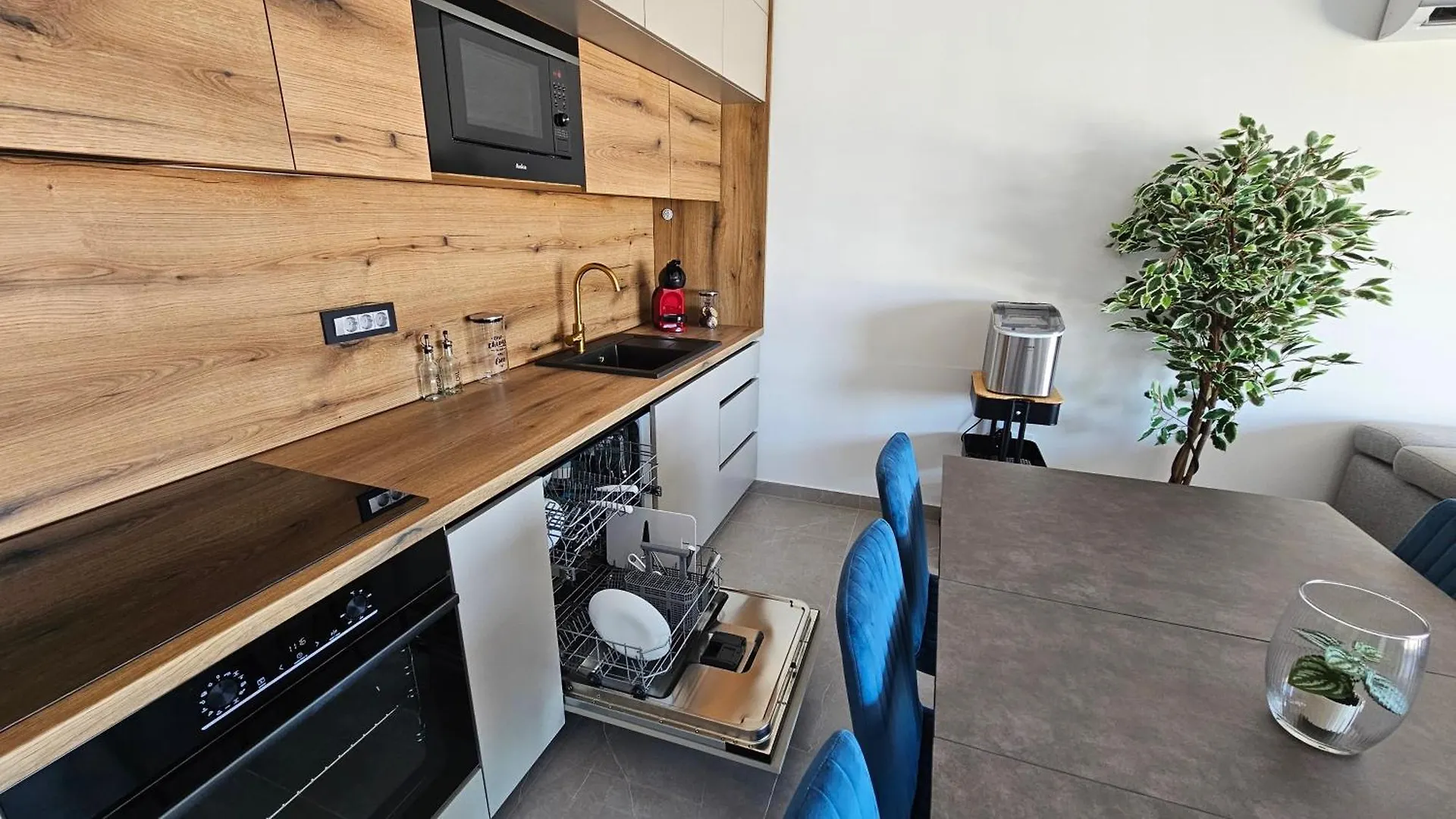 Blue Moon Apartment, Now With Jacuzzi Mandre Apartment