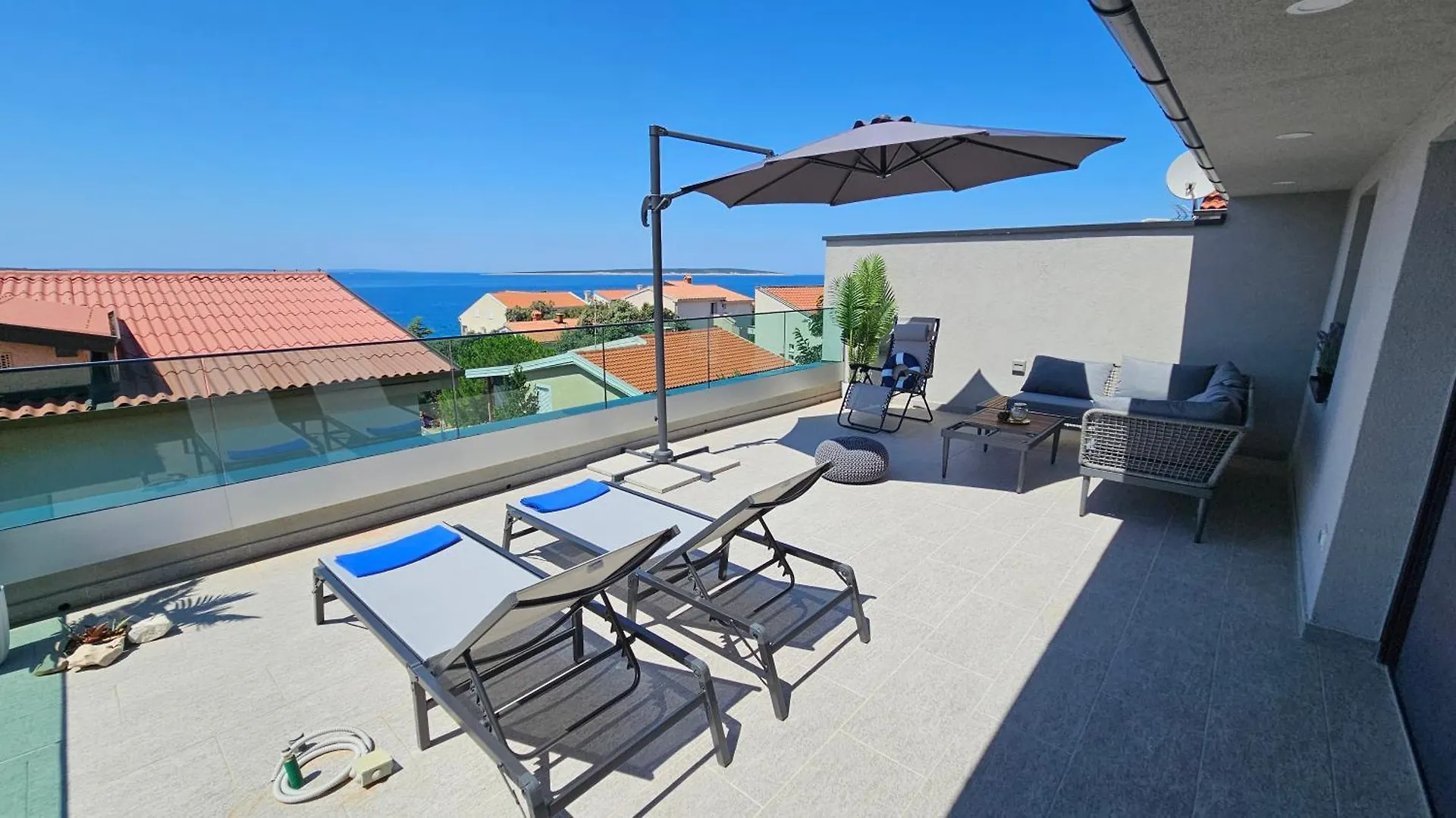 Blue Moon Apartment, Now With Jacuzzi Mandre Apartment