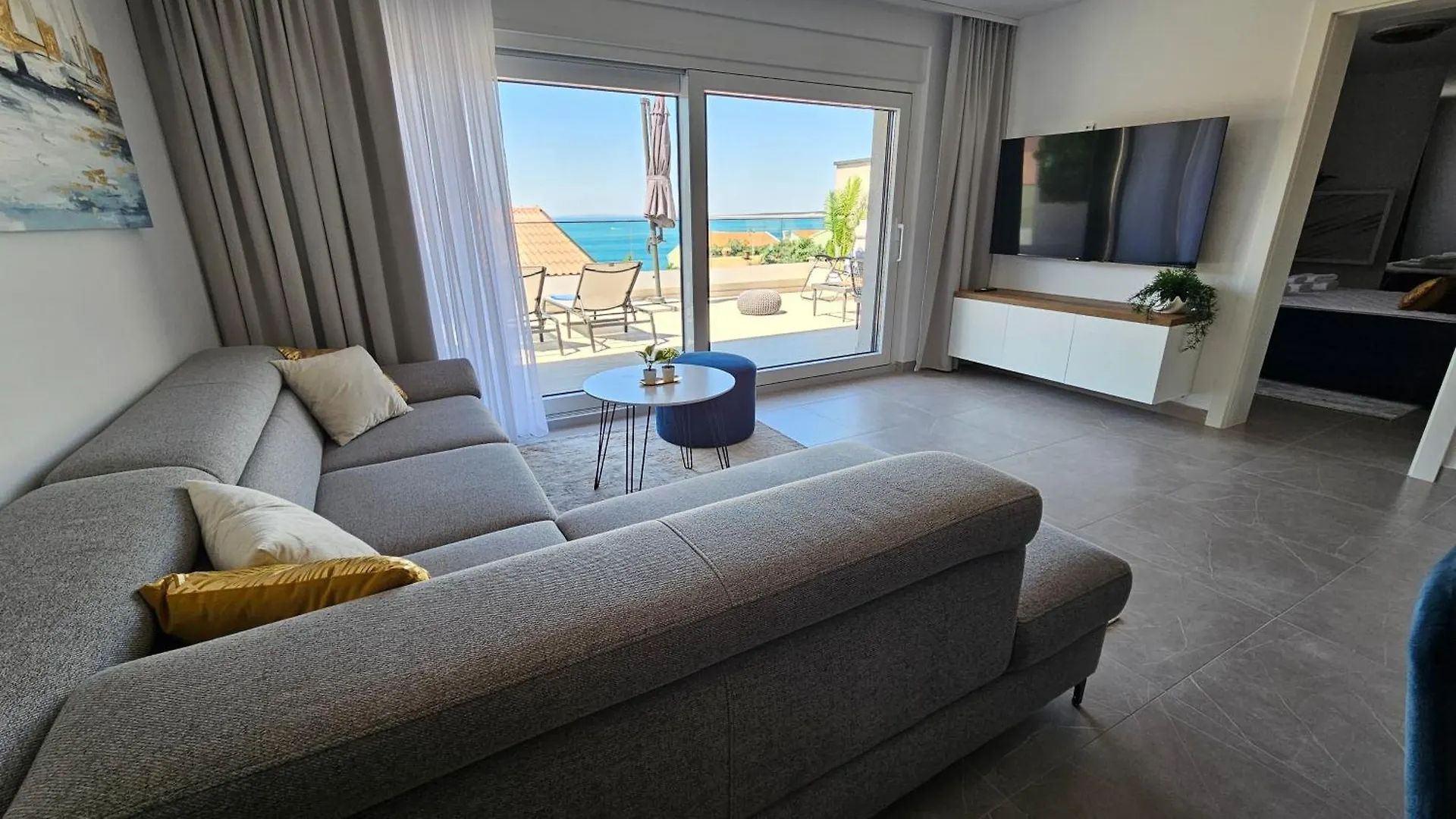 Blue Moon Apartment, Now With Jacuzzi Mandre Apartment