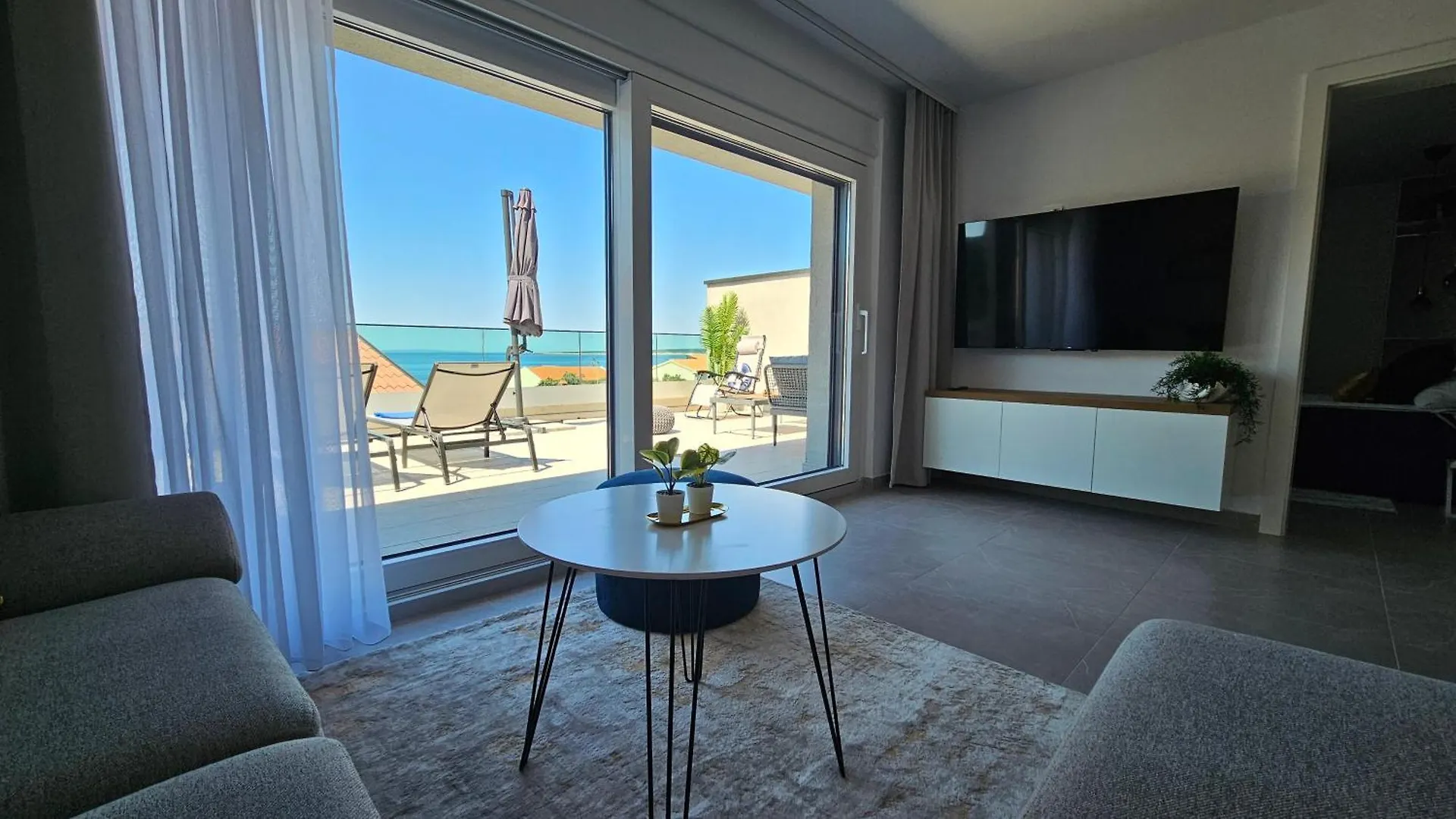 Blue Moon Apartment, Now With Jacuzzi Mandre Apartment