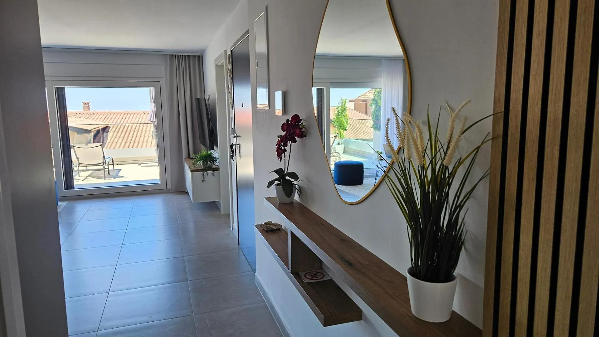 Blue Moon Apartment, Now With Jacuzzi Mandre 0*,