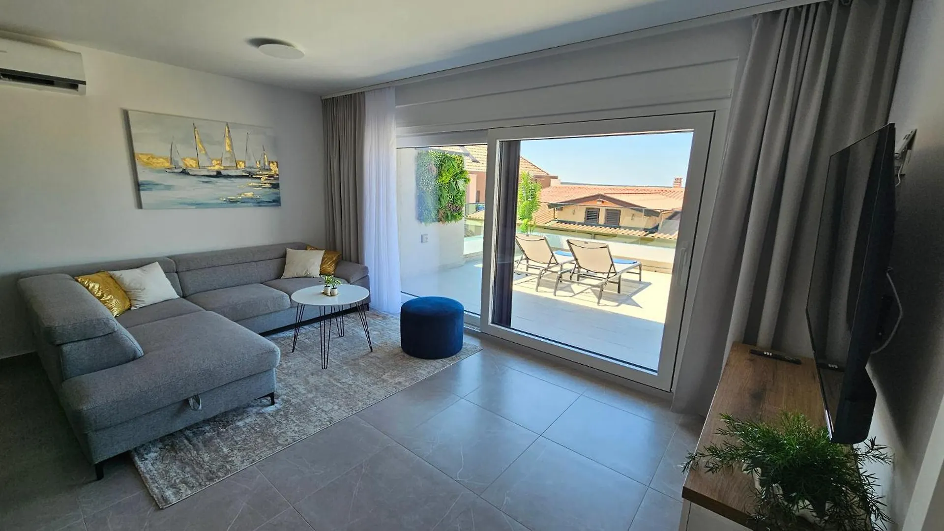 Blue Moon Apartment, Now With Jacuzzi Mandre