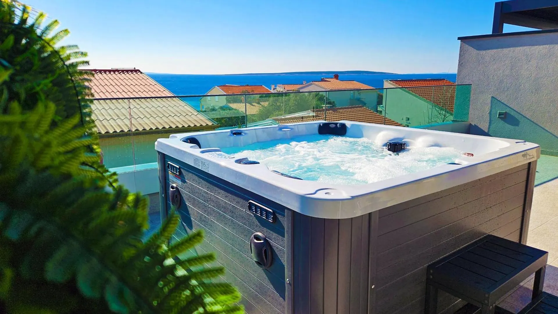 Blue Moon Apartment, Now With Jacuzzi Mandre